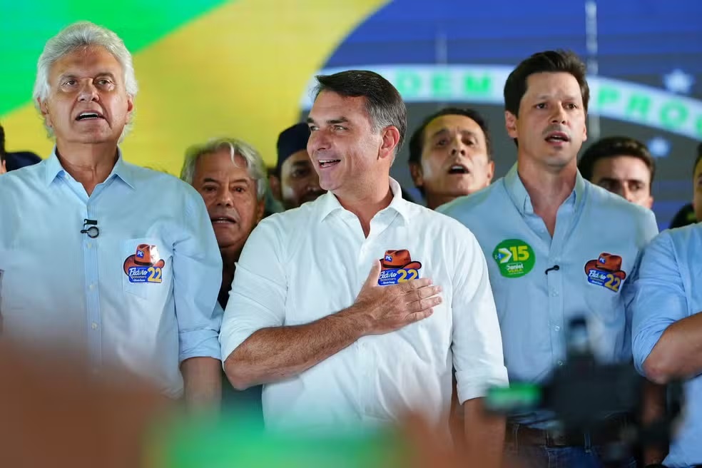 Flávio diz que fala sobre mudar a Constituição 'para redemocratizar o país' se referia à reforma do STF e fim da reeleição
