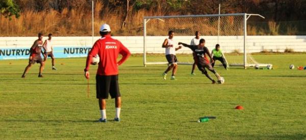 Fl&aacute;vio Ara&uacute;jo deve manter forma&ccedil;&atilde;o defensiva, mas pode mudar meio com retorno de Rog&eacute;rio.(Imagem:Andr&eacute; Leal)