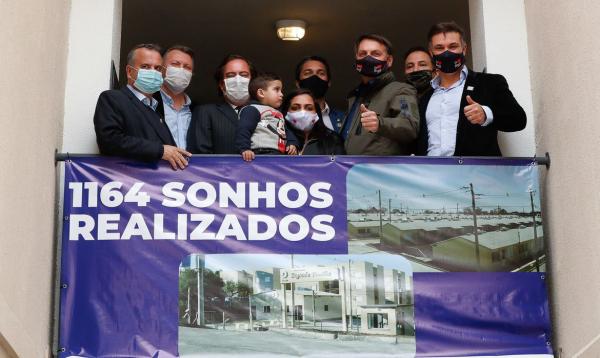 Bolsonaro entrega 1,16 mil casas em município gaúcho