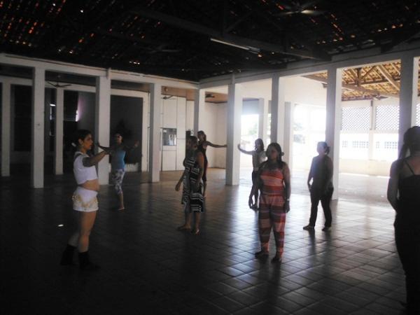 Izabell Lins est&aacute; ministrando Workshop de Dan&ccedil;a do Ventre em Floriano.(Imagem:FlorianoNews)