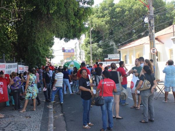 Servidores estaduais voltam protestar contra aumento de plano de sa&uacute;de.(Imagem:Catarina Costa/G1 PI)