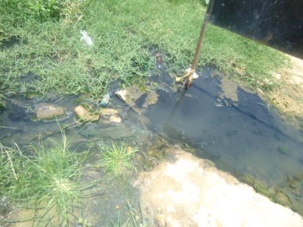 Moradores reclamam de vazamento de esgoto nas ruas de Floriano