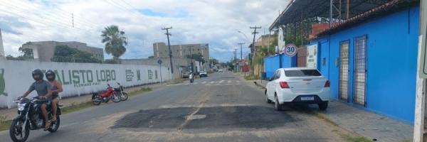 Infraestrutura realiza manuten&ccedil;&atilde;o da pavimenta&ccedil;&atilde;o poli&eacute;drica e asf&aacute;ltica em ruas de Floriano(Imagem:Secom)