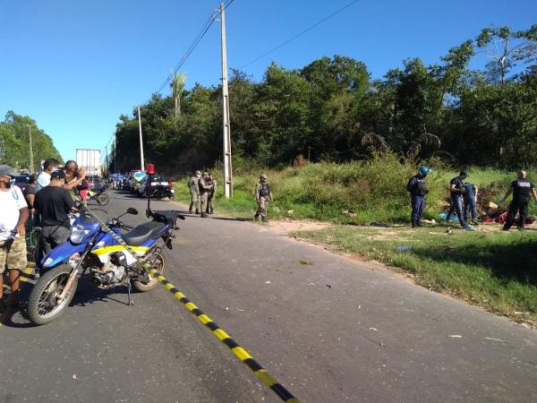 Corpos sem cabe&ccedil;a s&atilde;o encontrados &agrave;s margens de avenida em Teresina. (Imagem:Marcos Teixeira/TV Clube)