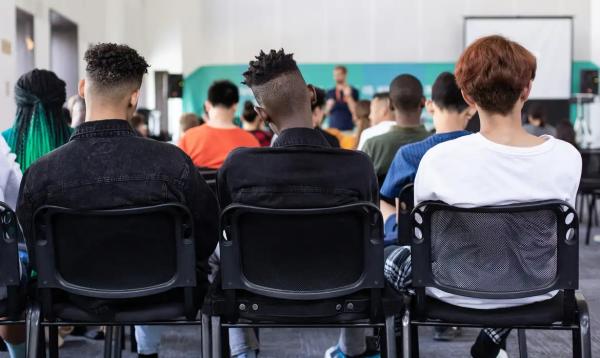Alunos em sala de aula.(Imagem:Sam Balye/Unsplash)