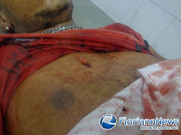 Jovem &eacute; morto a facada enquanto dormia em cal&ccedil;ada.(Imagem:FlorianoNews)