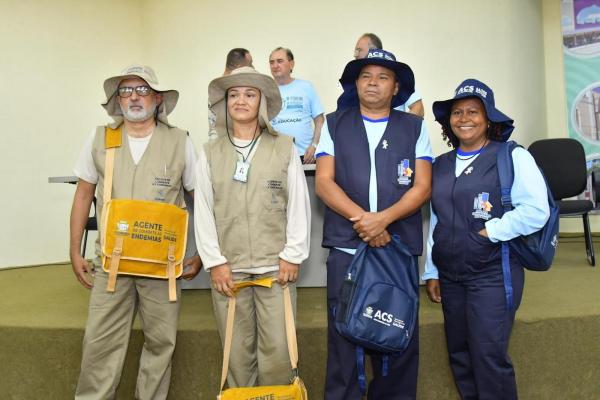 Vereadores acompanham entrega de fardamento a agentes de saúde e de endemias(Imagem:CMF)