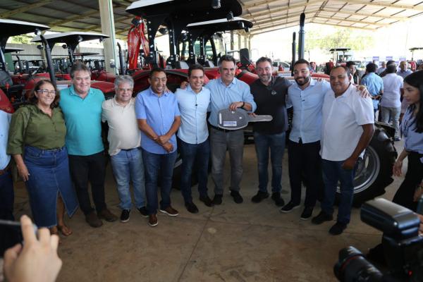 Ciro realiza entrega de equipamentos agr&iacute;colas com diversos prefeitos.(Imagem:Ascom)