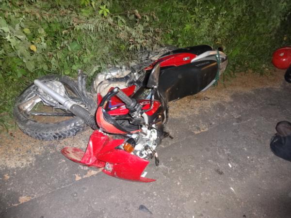 Acidente envolvendo motocicleta e caminhonete deixa uma v&iacute;tima fatal e dois feridos em Floriano(Imagem:FlorianoNews)