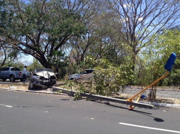 Mulher perde controle de veículo e derruba poste na Avenida Maranhão