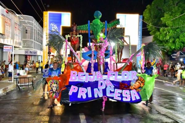 Desfile de escolas de samba e shows na beira-rio marcam o &uacute;ltimo dia do Carnaval de Floriano.(Imagem:Secom )