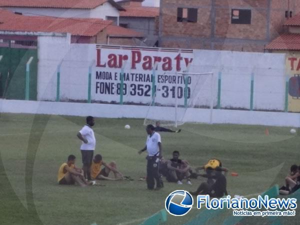 Vanin prega ?p&eacute;s no ch&atilde;o? e diz que campo favorece o advers&aacute;rio.(Imagem:FlorianoNews)