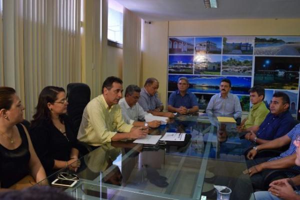 Prefeito de Floriano reduz o próprio salário, o do Vice e de comissionados
