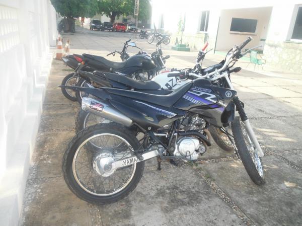 Motos sem documenta&ccedil;&atilde;o s&atilde;o apreendidas pela PM em Floriano.(Imagem:FlorianoNews)