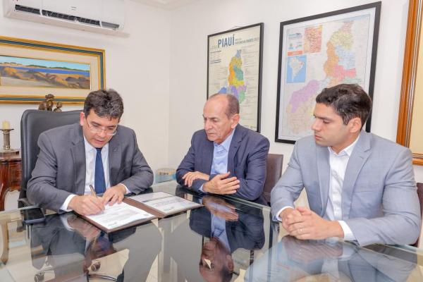 Rafael Fonteles assina ordens de servi&ccedil;o para pavimenta&ccedil;&atilde;o em Teresina, Picos, Piripiri e Floriano com investimento de R$ 27 milh&otilde;es.(Imagem:Gabriel Paulino)
