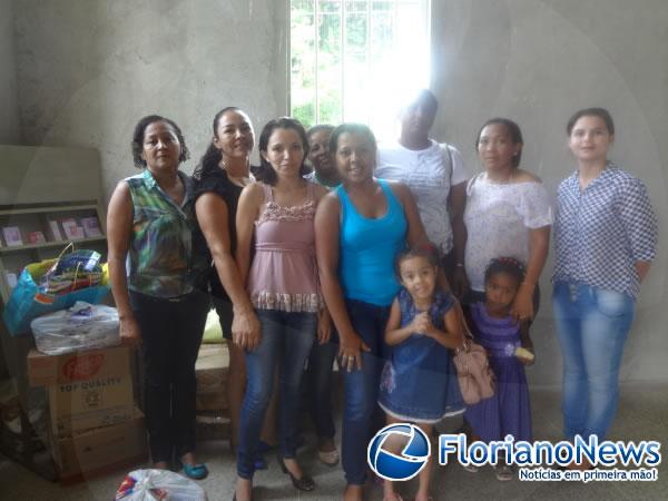 Equipe do PSF do Posto de Sa&uacute;de Paulo Martins distribuiu cestas b&aacute;sicas e brinquedos.(Imagem:FlorianoNews)