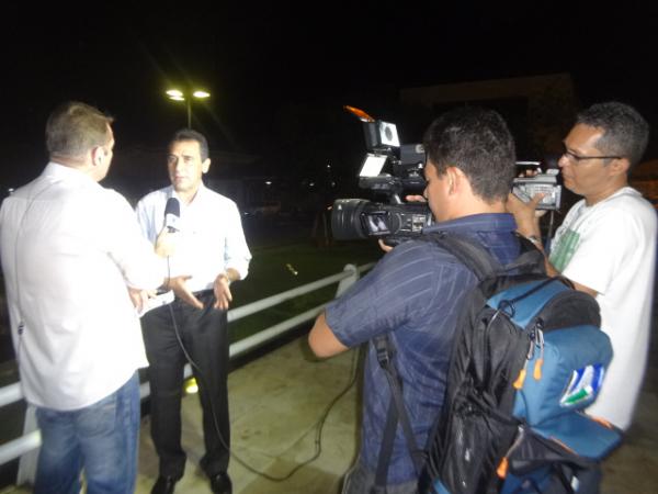 Prefeito Gilberto J&uacute;nior &eacute; entrevistado pela TV Antena 10.(Imagem:FlorianoNews)