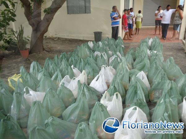 Na v&eacute;spera do Natal Igreja distribui cestas b&aacute;sicas para fam&iacute;lias carentes.(Imagem:FlorianoNews)