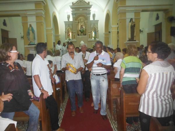 Fi&eacute;is celebram o encerramento da festa de Santos Reis.(Imagem:FlorianoNews)