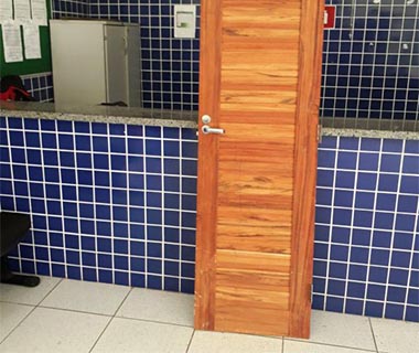 Suspeito é flagrando transportando porta roubada em bicicleta