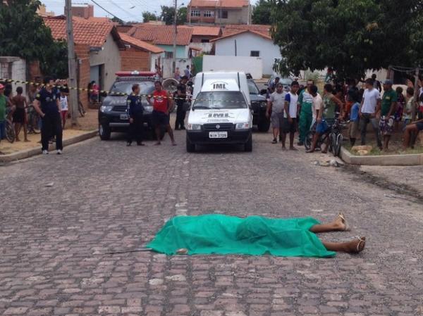 Homem &eacute; assassinado em frente de casa na Zona Sudeste de Teresina.(Imagem:Ellyo Teixeira/G1 PI)