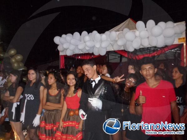 Apresenta&ccedil;&otilde;es culturais marcam primeiro dia de gincana do Col&eacute;gio Estadual.(Imagem:FlorianoNews)