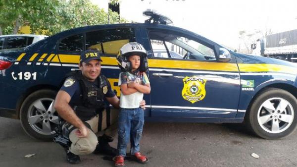 Criança de 05 anos conhece a PRF em Floriano