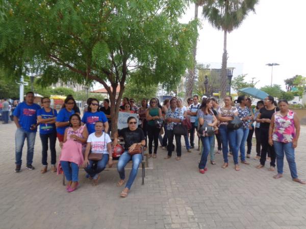 Professores fazem ato em frente &agrave; Prefeitura de Floriano.(Imagem:FlorianoNews)