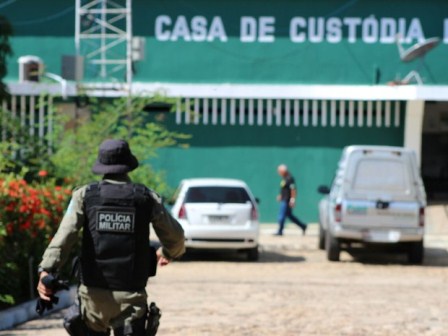 Adolescente é flagrada jogando drogas na Casa de Custódia