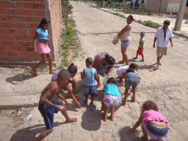 Papai Noel percorre ruas de Floriano distribuindo bombons