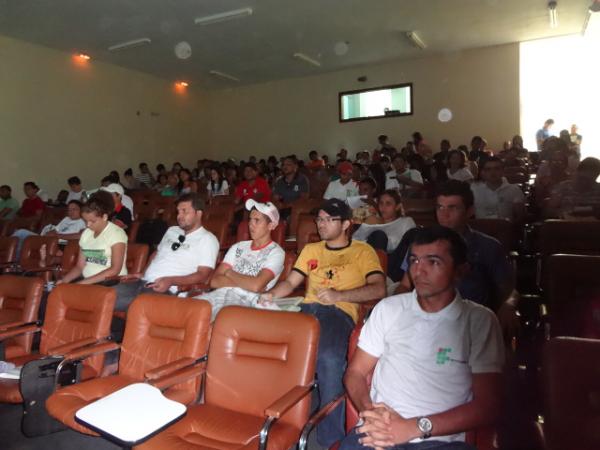 Professores de matemática participam de curso de aperfeiçoamento.(Imagem:FlorianoNews)