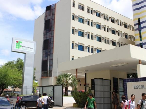 Terceirizados do IFPI denunciam que estão há dois meses sem salário