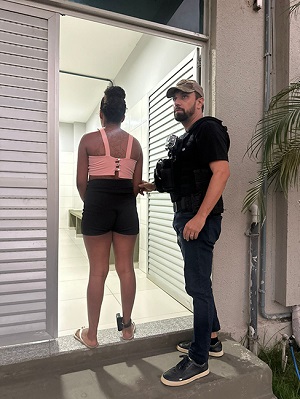 Mulher de 21 anos é presa por assaltos a motoristas de aplicativo em Teresina