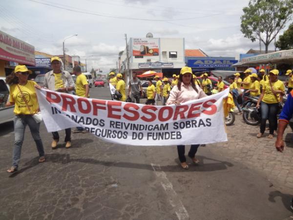 Professores de Floriano fazem manifesta&ccedil;&atilde;o por repasse do FUNDEB.(Imagem:FlorianoNews)