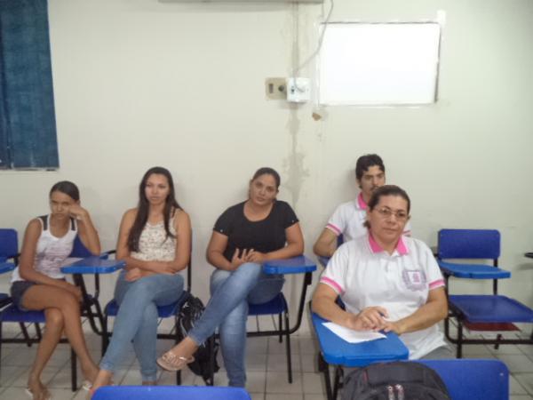 Acad&ecirc;micos do curso de Pedagogia da UESPI participam de palestra em Floriano.(Imagem:FlorianoNews)