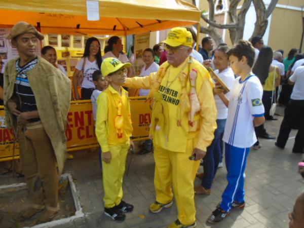 Rep&oacute;rter Amarelinho homenageado durante projeto de pesquisa e extens&atilde;o.(Imagem:FlorianoNews)