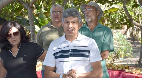 Prefeito Ozires Castro deve suspender contrato com empresa do irmão
