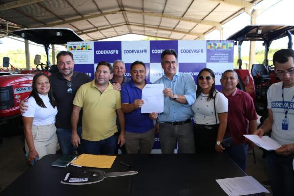 Ciro realiza entrega de equipamentos agr&iacute;colas com diversos prefeitos.(Imagem:Ascom)