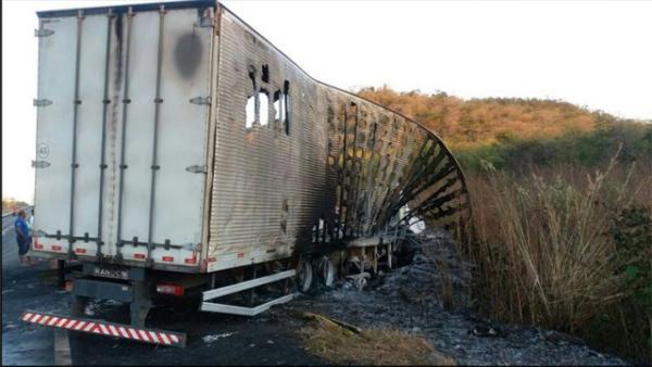 Acidente entre caminhões mata três pessoas carbonizadas na BR-316