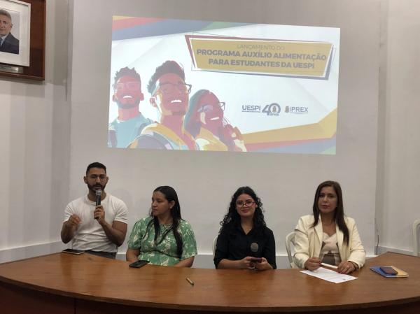 Equipe da PREX tirando as d&uacute;vidas dos estudantes.(Imagem:Vitor Gaspar)
