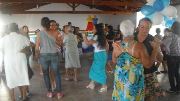Idosos participaram do Forr&oacute; da Melhor Idade em Bar&atilde;o de Graja&uacute;.(Imagem:FlorianoNews)
