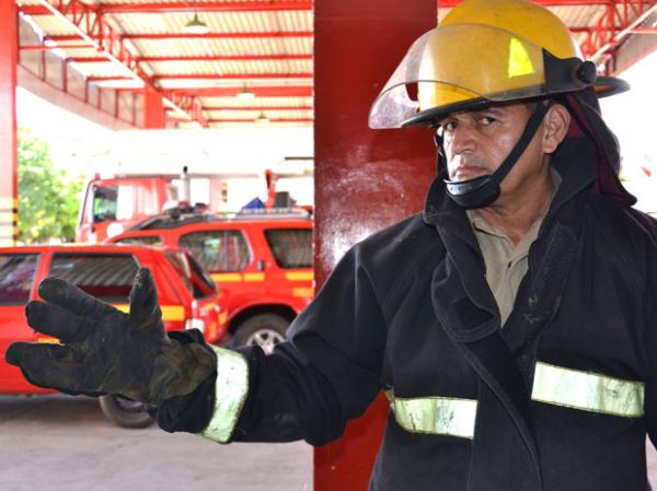 Bombeiro veste traje surrado e luvas j&aacute; desgastadas em Teresina.(Imagem:Renato Bezerra/G1)