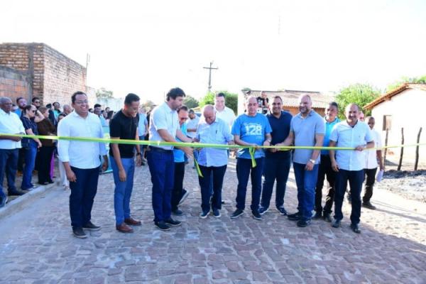 Prefeitura de Floriano entrega mais seis ruas calçadas à população nos 128 anos da cidade(Imagem:Secom)