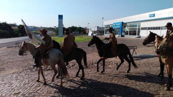 Vaqueiros participam de tradicional cavalgada nos festejos de S&atilde;o Pedro de Alc&acirc;ntara.(Imagem:FlorianoNews)