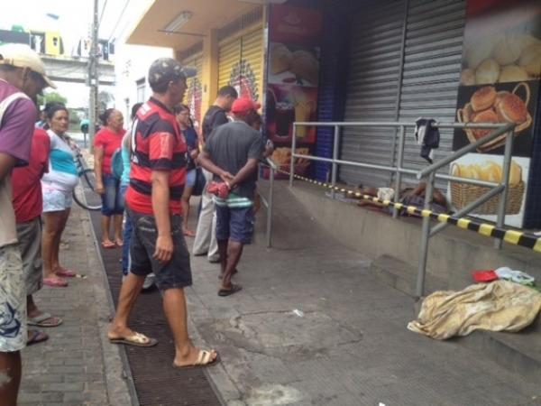 V&iacute;tima dormia na cal&ccedil;ada de uma loja quando foi espancada at&eacute; morte (Imagem:Catarina Costa/G1)