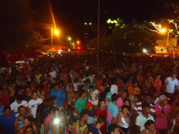 DJ Jadson, Tom de Alerta e Maraj&oacute; animam &uacute;ltimo dia de folia em Bar&atilde;o de Graja&uacute;.(Imagem:FlorianoNews)