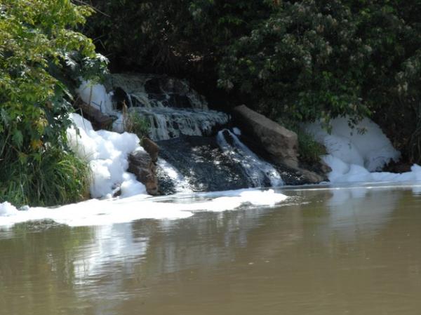 Galeria de &aacute;guas pluviais derram esgoto sem tratamento no Rio Parna&iacute;ba, em Teresina.(Imagem:Gil Oliveira/ G1)