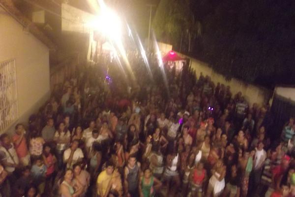 Bloco das Virgens re&uacute;ne multid&atilde;o em Floriano(Imagem:FlorianoNews)