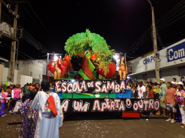 Desfile das escolas de samba agitam &uacute;ltimo dia de carnaval em floriano.(Imagem:FlorianoNews)