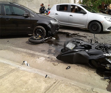 Colisão entre carro e moto deixa uma pessoa ferida no Matadouro